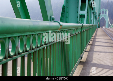 Garde-corps vert perspective sur le pont avec vue sur une des tours dans un fond Banque D'Images