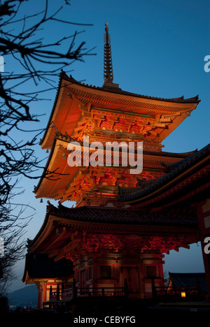 Le Kyoto Kyomizu-dera la nuit pendant le festival de lumière. Un temple en bois japonais fait sans clous ni vis Banque D'Images