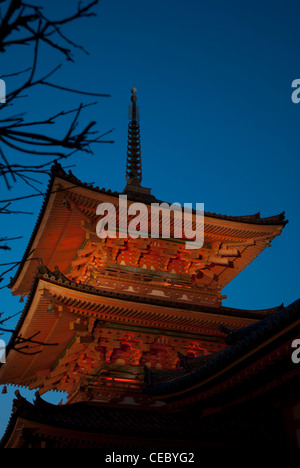 Le Kyoto Kyomizu-dera la nuit pendant le festival de lumière. Un temple en bois japonais fait sans clous ni vis Banque D'Images