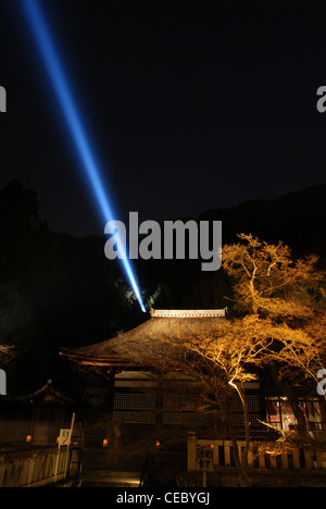 Le Kyoto Kyomizu-dera la nuit pendant le festival de lumière. Un temple en bois japonais fait sans clous ni vis Banque D'Images