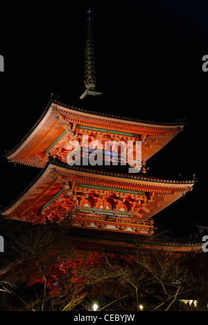 Le Kyoto Kyomizu-dera la nuit pendant le festival de lumière. Un temple en bois japonais fait sans clous ni vis Banque D'Images