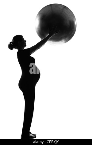 Belle caucasian pregnant woman with fitness ball en pleine longueur ossature sur studio isolé sur fond blanc Banque D'Images