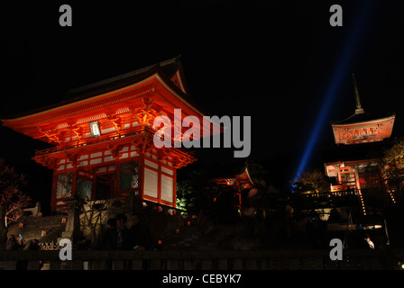 Le Kyoto Kyomizu-dera la nuit pendant le festival de lumière. Un temple en bois japonais fait sans clous ni vis Banque D'Images