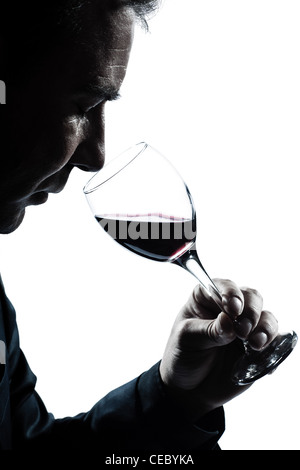 Un homme de race blanche silhouette portrait smelling red wine glass studio en fond blanc isolé Banque D'Images
