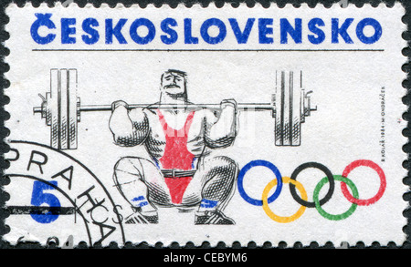 Un timbre imprimé dans la Tchécoslovaquie, est dédié aux jeux olympiques d'été à Los Angeles, montre un poids de levage, vers 1984 Banque D'Images
