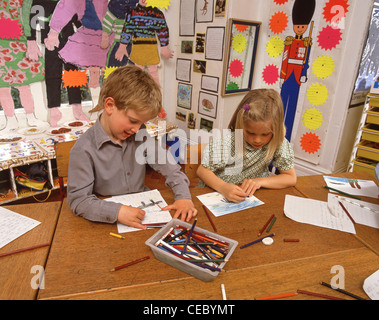 Les enfants de l'école primaire en classe de dessin, Surrey, Angleterre, Royaume-Uni Banque D'Images