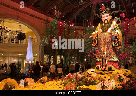 Le Bellagio de Las Vegas la nuit, véranda décorée pour le Nouvel An chinois Banque D'Images