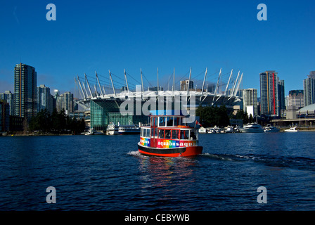 Aquabus traversier pour passagers naviguant vers le stade BC Place avec son nouveau toit escamotable False Creek Vancouver Waterfront Banque D'Images