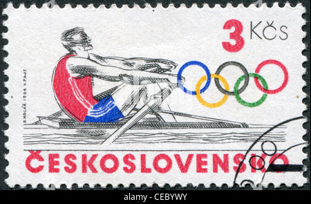 Un timbre imprimé dans la Tchécoslovaquie, est dédié aux jeux olympiques d'été à Los Angeles, est montré l'Aviron, circa 1984 Banque D'Images