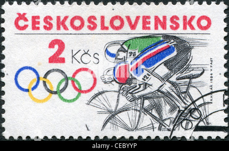 Un timbre imprimé dans la Tchécoslovaquie, est dédié aux jeux olympiques d'été à Los Angeles, est illustré à la bicyclette, circa 1984 Banque D'Images
