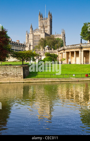 L'Abbaye de Bath, reflétée dans la rivière Avon au printemps. Banque D'Images