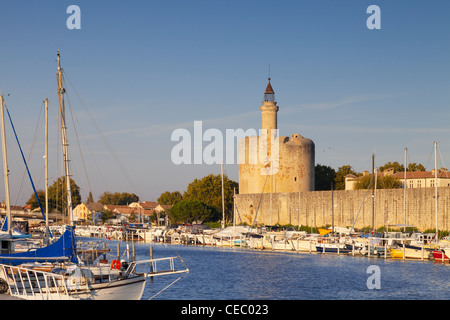 Achevée en 1248, la Tour de Constance est la partie la plus ancienne d'Aigues-Mortes de défense. Banque D'Images