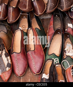 Turc fait main Chaussons en cuir à l'Arasta Bazaar, Sultanahmet, Istanbul, Turquie Banque D'Images