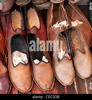 Turc fait main Chaussons en cuir à l'Arasta Bazaar, Sultanahmet, Istanbul, Turquie Banque D'Images