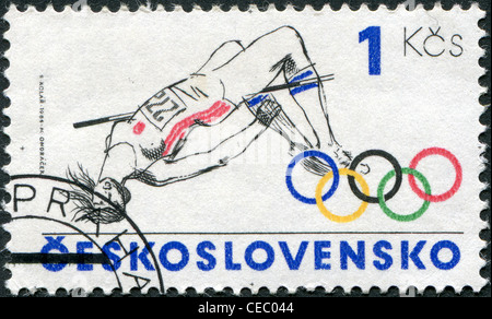 Un timbre imprimé dans la Tchécoslovaquie, est dédié aux jeux olympiques d'été à Los Angeles, montre une perche, circa 1984 Banque D'Images