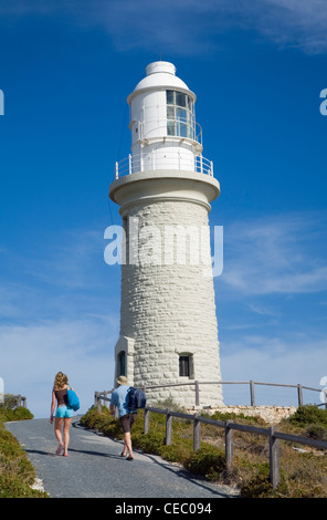 Un couple à pied jusqu'à Bathurst Phare. Rottnest Island, Australie occidentale, Australie Banque D'Images