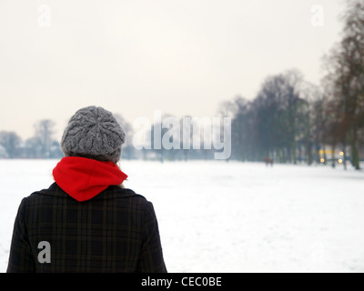 Une femme regarde l'un couvert de neige Figges Marsh à Mitcham, le sud de Londres. Banque D'Images