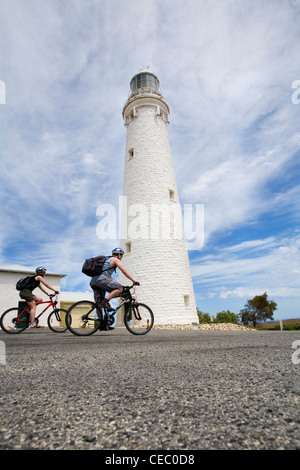 Les cyclistes aux Wadjemup Phare sur Rottnest Island, Australie occidentale, Australie Banque D'Images