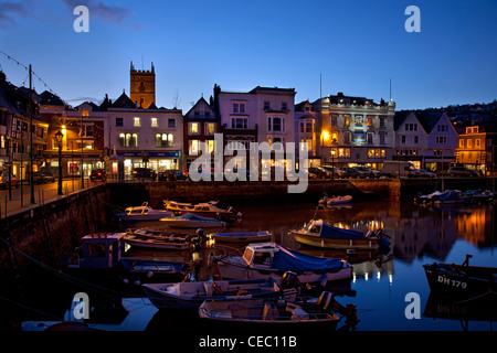 Le centre-ville de Dartmouth dans la nuit avec vue sur le port intérieur,'le flotteur', Devon Banque D'Images