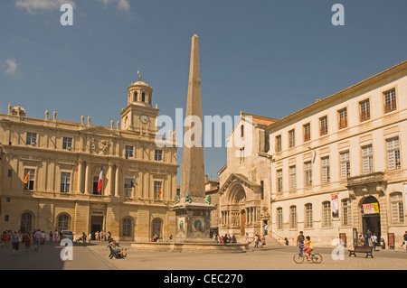 EUROPE, FRANCE, Arles, place principale avec l'obélisque et l'Hôtel de Ville à l'arrière Banque D'Images