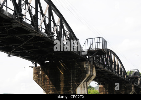 Pont sur la rivière Kwae, Kanchanaburi, Thaïlande Banque D'Images