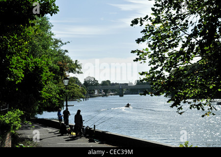 La pêche dans la Tamise à Strand sur le vert. Banque D'Images