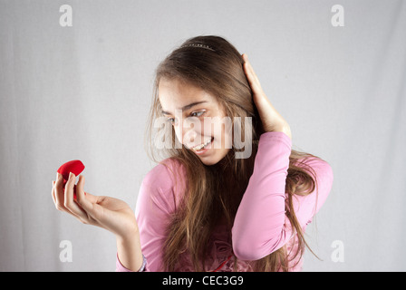 Teenage girl in pink surprise cadeau peluche coeur Banque D'Images