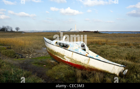 Les vestiges d'un bateau abandonné sur l'estuaire de la Medway Banque D'Images