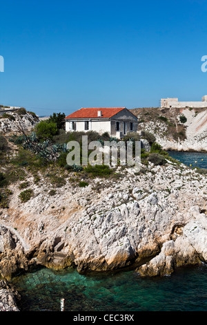 Maison sur le rocher de Calanques de Saint Esteve, Ile de l'archipel du Frioul, Ratonneu, Marseille ou Marseille Banque D'Images