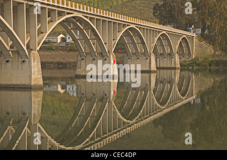 Le Portugal, Douro, Barca d'Alva, pont sur la rivière Banque D'Images