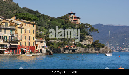 Vue sur Portofino - petite ville célèbre et populaire station balnéaire sur la mer de Ligurie en Italie. Banque D'Images