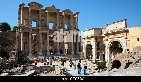 La bibliothèque de Celsus et la porte d'Auguste dans l'ancienne ville d'Ephèse Ionienne Banque D'Images