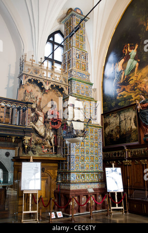 Intérieur richement décoré de la Cour d'Artus avec la plus grande faïence en Europe, situé à Gdansk, Pologne Banque D'Images