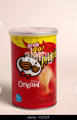 Un peut de Pringle croustilles de pommes de terre se trouve sur un fond uni. 2 février 2012 Banque D'Images