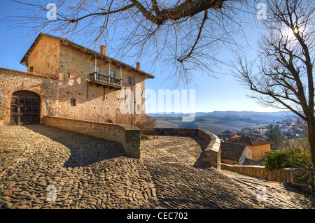 Ancienne maison de brique sur la petite plaza pavée de pierre dans la ville de Serralunga D'Alba dans le Piémont, Italie du Nord. Banque D'Images