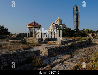 L'Ukraine. Ruines de colonie grecque Chersonesus Taurica. 6e siècle avant J.-C. à côté de l'Église orthodoxe russe néo-byzantin. Sébastopol. Banque D'Images