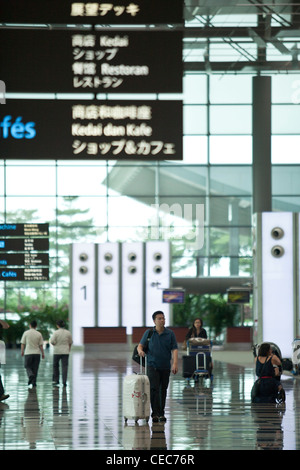 Les passagers à pied à travers la zone des départs du Terminal 3 à l'aéroport de Changi à Singapour Banque D'Images