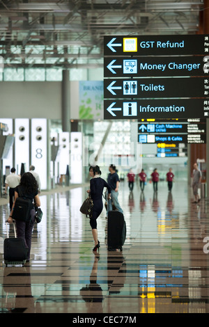 Les passagers à pied à travers la zone des départs du Terminal 3 à l'aéroport de Changi à Singapour Banque D'Images