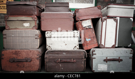 Valises Vintage sur un quai, Sheringham, Norfolk Banque D'Images