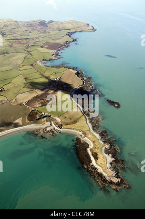 Image aérienne du parc de voitures Bryn Aber à Cemlyn Bay, Anglesey, au nord du pays de Galles Banque D'Images