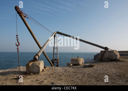 Une grue de bois (derrick) à l'emplacement d'une ancienne carrière située sur l'Île de Portland. Maintenant utilisé seulement pour la descente des bateaux dans la mer. Dorset, Angleterre, Royaume-Uni. Banque D'Images