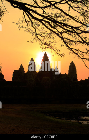 Silhouette d'Angkor Wat à Siem Reap, Cambodge pendant le lever du soleil Banque D'Images