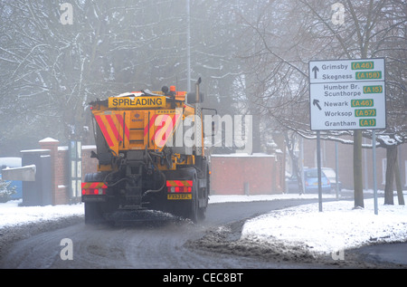 Un camion se répand en sel saleuses Nettleham Road, Lincoln, Lincolnshire, Royaume-Uni Banque D'Images