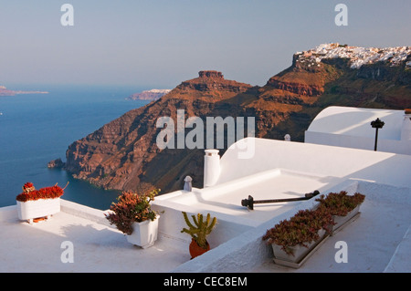 Vue sur les toits à caldera de Firostefani et Imerovigli, Santorini, Grèce Banque D'Images