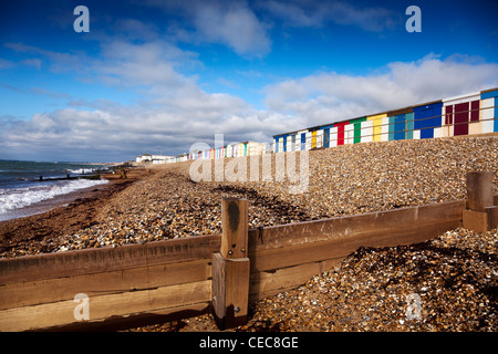 Cabines de plage à Milford on Sea, Hampshire, Angleterre, Royaume-Uni. Banque D'Images