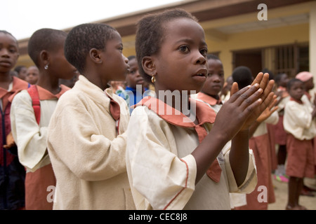 Idowu Balogu pendant la prière au matin assemblée générale, l'école primaire, Lagos Nigeria Banque D'Images