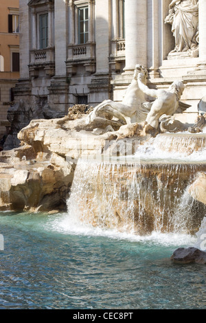 La fontaine de Trevi Aqua Virgo un aqueduc construit en 19 av fontaine dans le centre historique de Rome avec de l'eau Banque D'Images