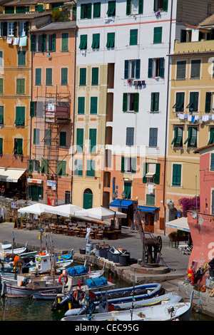 Des bateaux de pêche à quai, village de pêcheurs Camogli, province Genova, Liguria di Levante, Italie, Méditerranée, Europe Banque D'Images