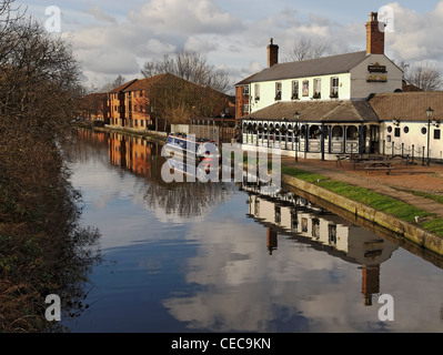 Le bateau Inn sur le côté du Grand Union Canal à Loughborough, Leicestershire, Angleterre. Banque D'Images