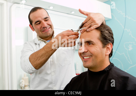 Man faisant couper les cheveux dans la région de barber shop Banque D'Images